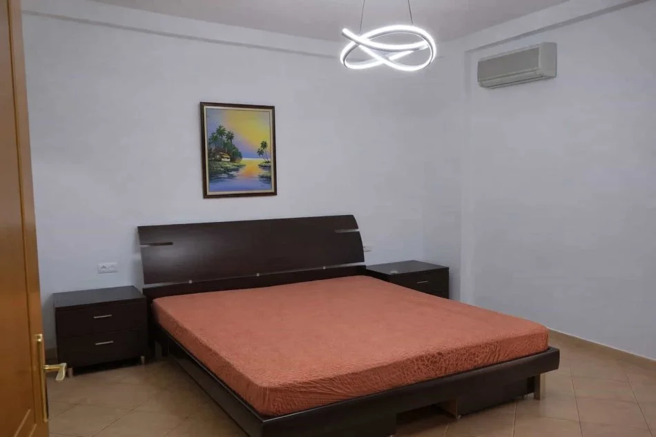 Tirane, jepet me qera apartament 1+1 Kati 3, 100 m² 675 € (Rruga Medar Shtylla)