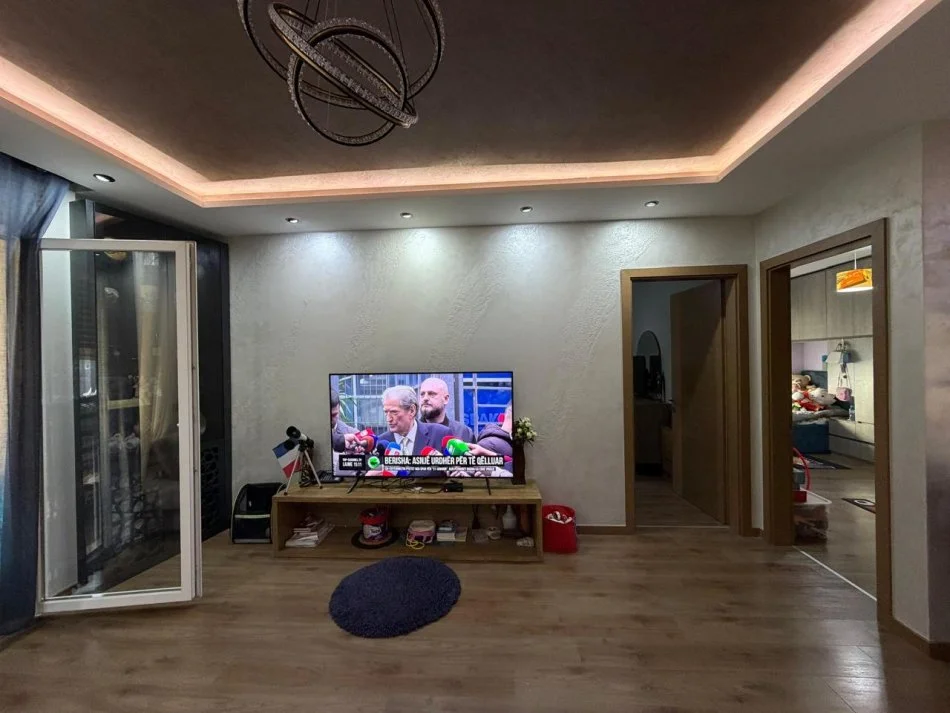 Tirane, shitet apartament 2+1+Ballkon Kati 3, 100 m² 300.000 € (Komuna Parisit)