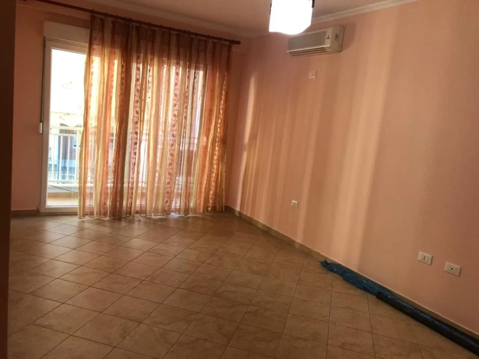 Tirane, jepet me qera zyre Kati 4, 160 m² 900 € (Myslym Shyri)