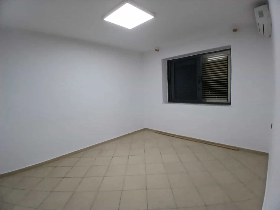 Tirane, jepet me qera zyre Kati 2, 60 m² 620 € (Rruga e Durresit)
