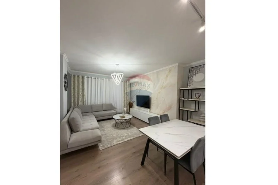 Tirane, jepet me qera apartament 1+1+Ballkon Kati 4, 65 m² 610 € (Radisson Hotel)