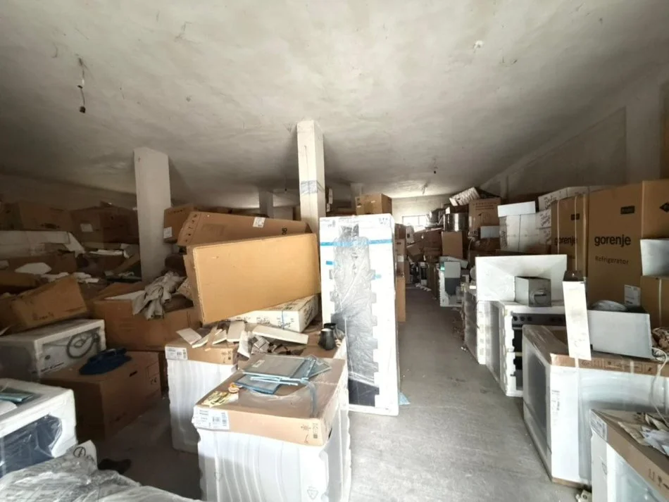 Tirane, jepet me qera magazine Kati 0, 180 m² 935 € (Rruga Artan Lenja)