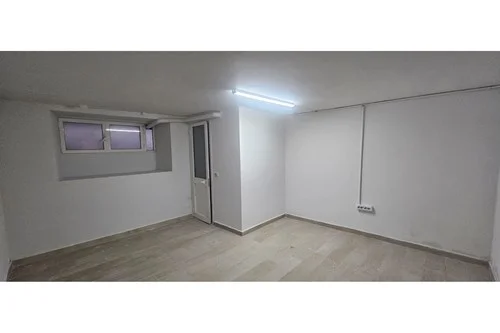 Tirane, jepet me qera ambjent biznesi Kati -1, 20 m² 300 € (Pallatet Moskat)