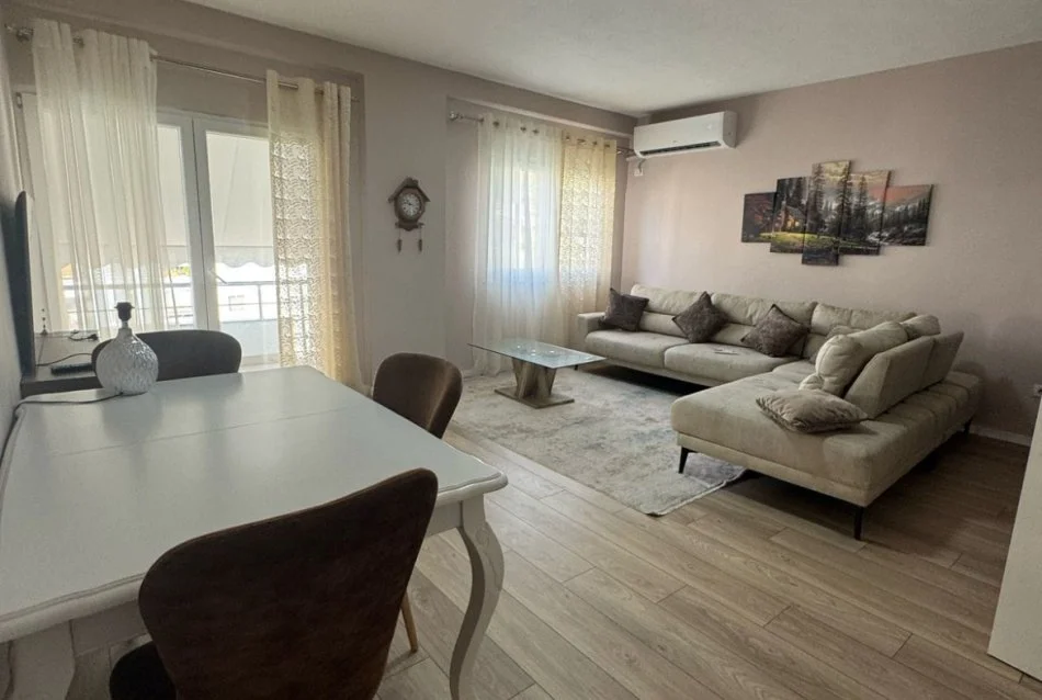 Tirane, jepet me qera apartament Kati 4, 100 m² 500 € (Rruga Muhamet Deliu)