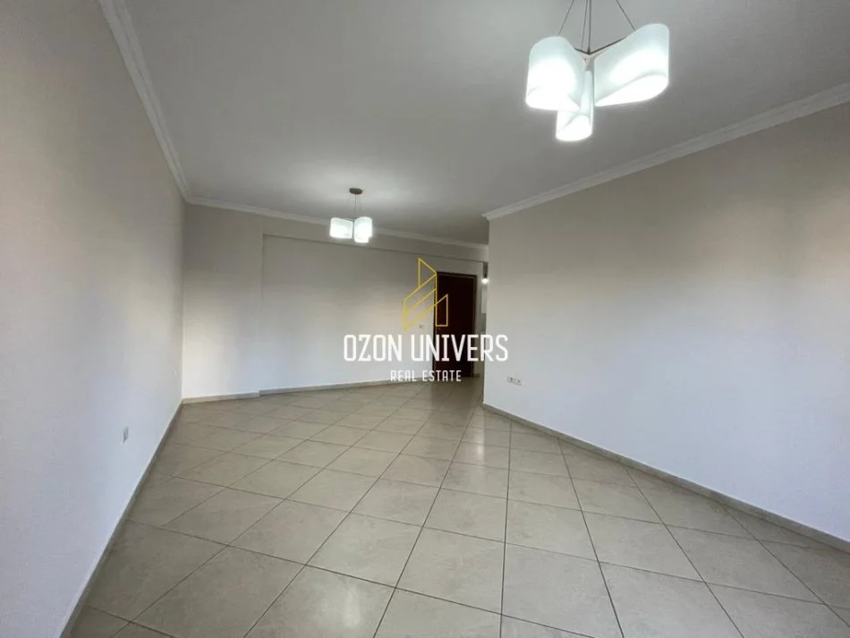 Tirane, jepet me qera apartament 2+1+Ballkon Kati 2, 106 m² 900 € (rruga e Kavajes)