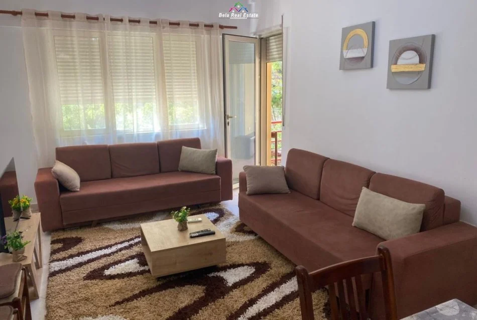 Tirane, jepet me qera apartament 1+1 Kati 3, 70 m² 500 € (Rruga Hamdi Sina)