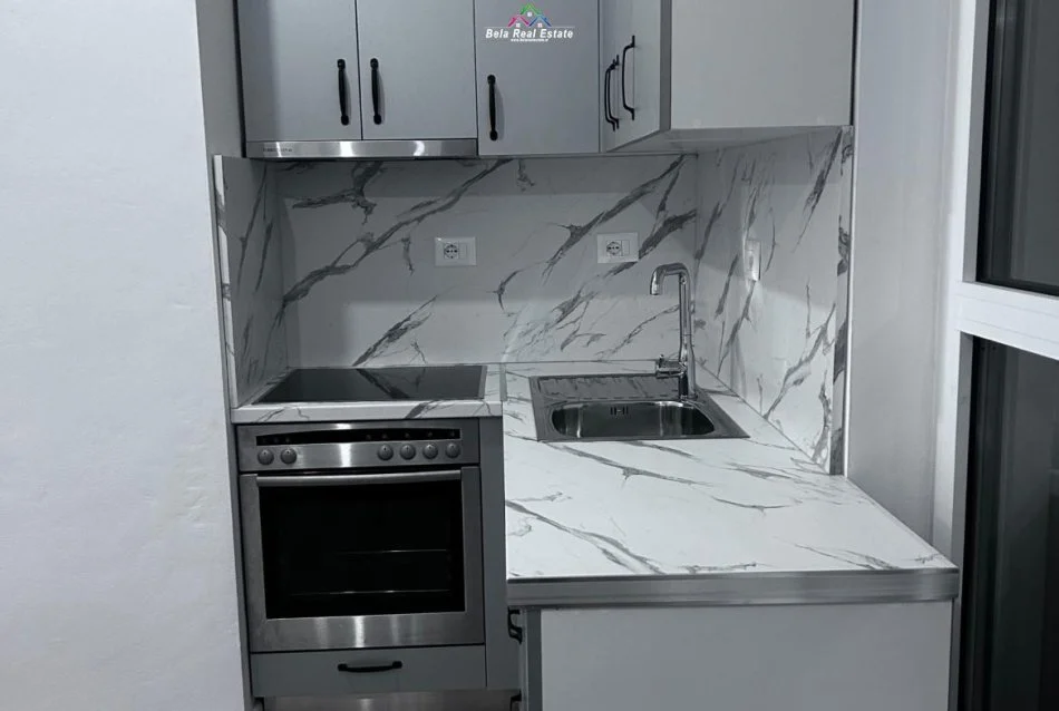 Tirane, jepet me qera apartament 1+1 Kati 8, 65 m² 365 € (Rruga Pasho Hysa)