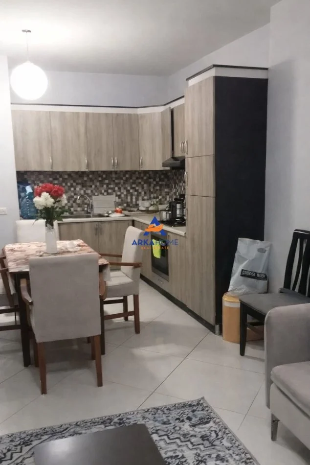 Tirane, jepet me qera apartament 2+1+Ballkon Kati 4, 120 m² 468 € 