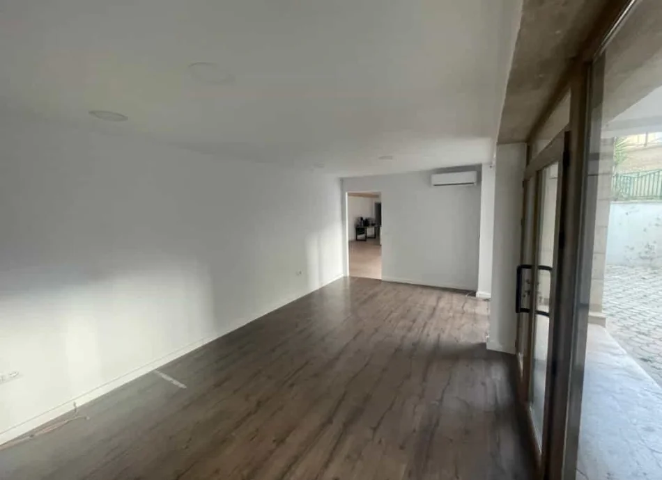 Tirane, jepet me qera dyqan Kati 0, 165 m² 1.600 € (Rruga Fadil Rada)