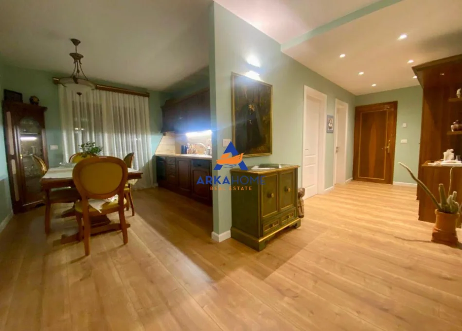 Tirane, jepet me qera apartament 2+1+Ballkon Kati 4, 100 m² 800 € 