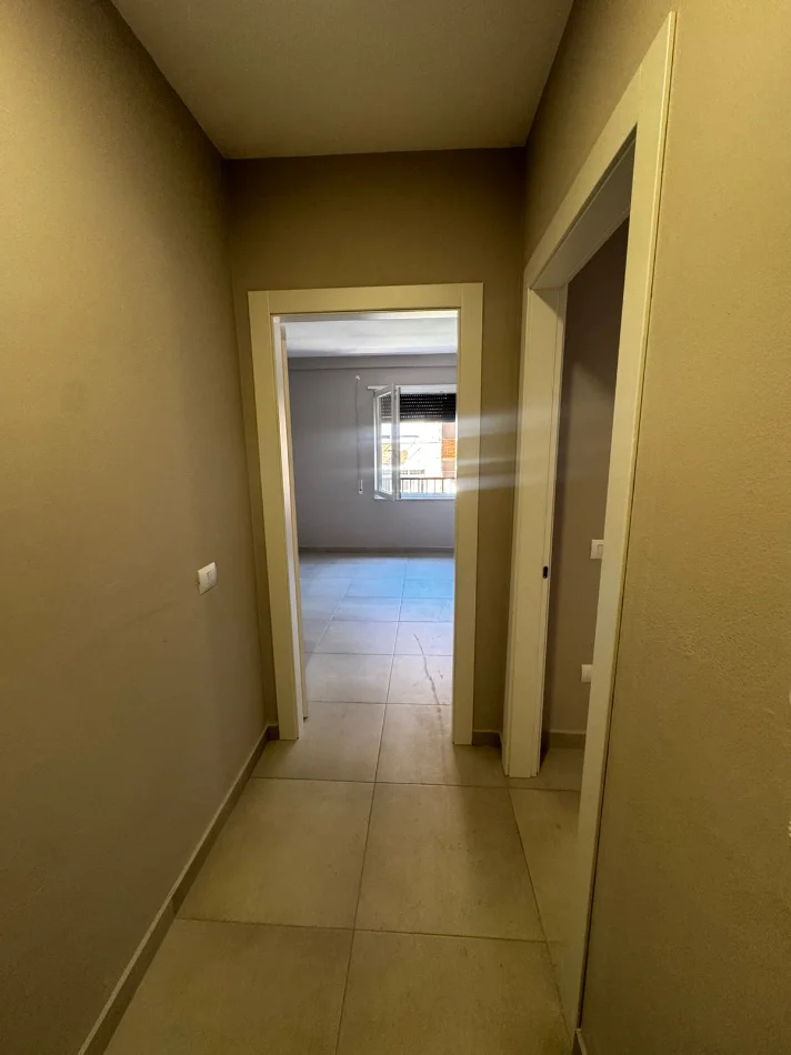 Tirane, jepet me qera ambjent biznesi Kati 1, 60 m² 600 € (Pazari i Ri)