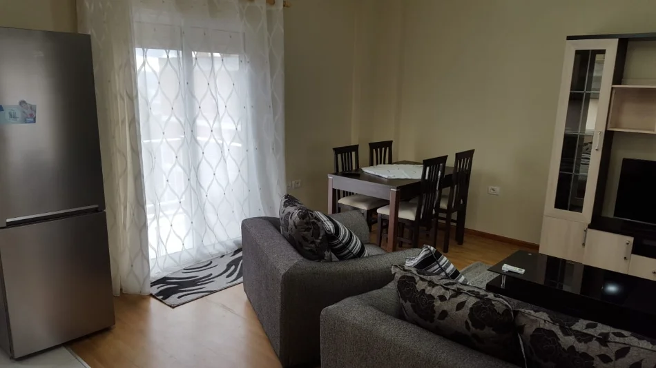 Tirane, jepet me qera apartament 2+1+Ballkon Kati 5, 95 m² 400 € (Fresk)