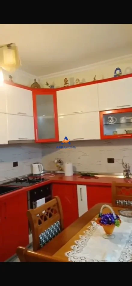 Tirane, jepet me qera apartament 2+1+Ballkon Kati 4, 120 m² 468 € 