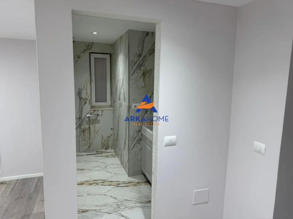 Tirane, jepet me qera ambjent biznesi Kati 0, 70 m² 1.500 € 
