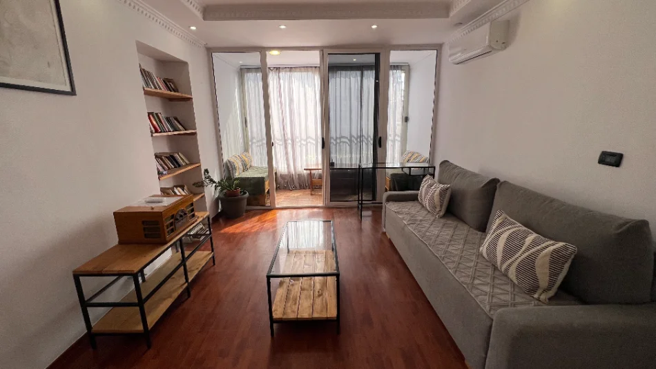 Tirane, jepet me qera apartament 1+1 Kati 3, 76 m² 700 € (piazza, qender)