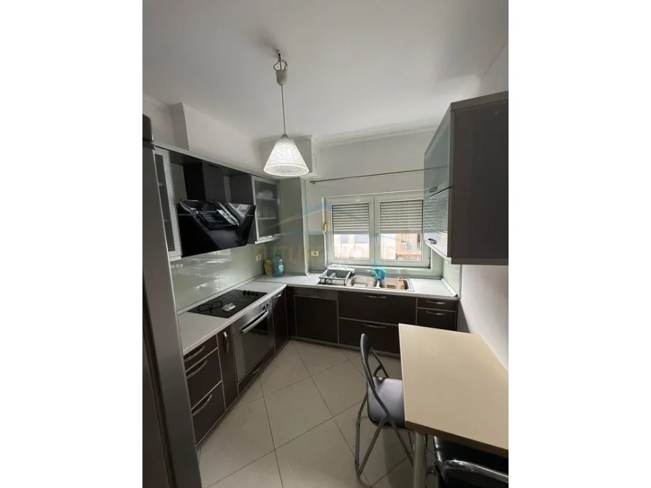 Tirane, jepet me qera apartament 2+1+Parkim, Kati 6, 110 m² 700 € (RRUGA E KAVAJES)