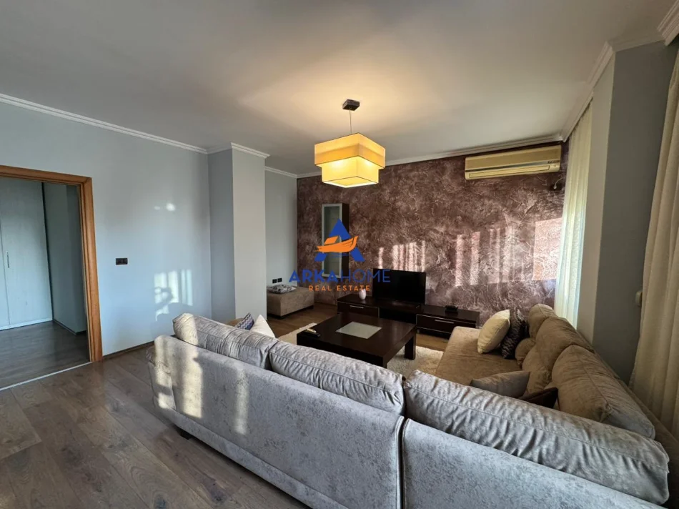 Tirane, jepet me qera apartament 2+1+Ballkon Kati 8, 105 m² 800 € 