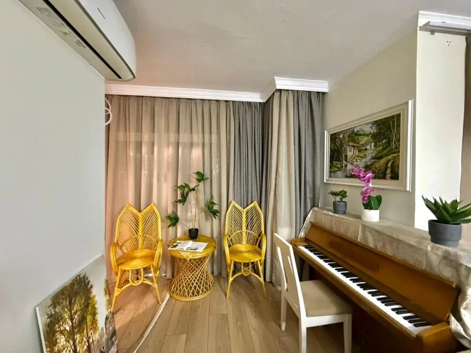 Tirane, jepet me qera apartament 3+1+Ballkon Kati 3, 92 m² 1.200 € (ISH EKSPOZITA)