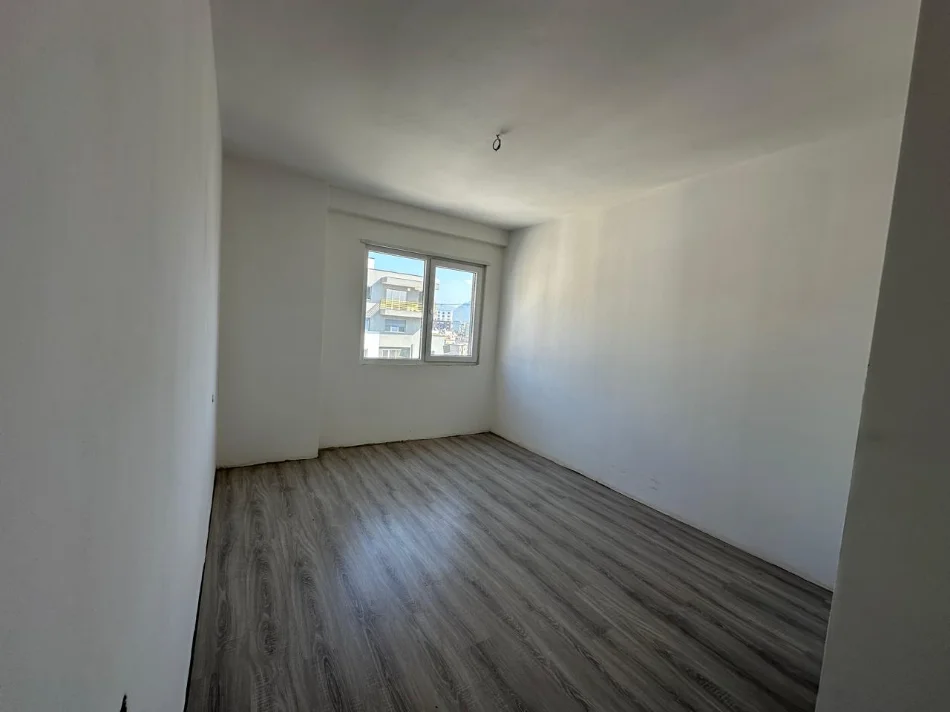 Tirane, jepet me qera zyre Kati 7, 101 m² 750 € (Laprake/Rr.Dritan Hoxha)