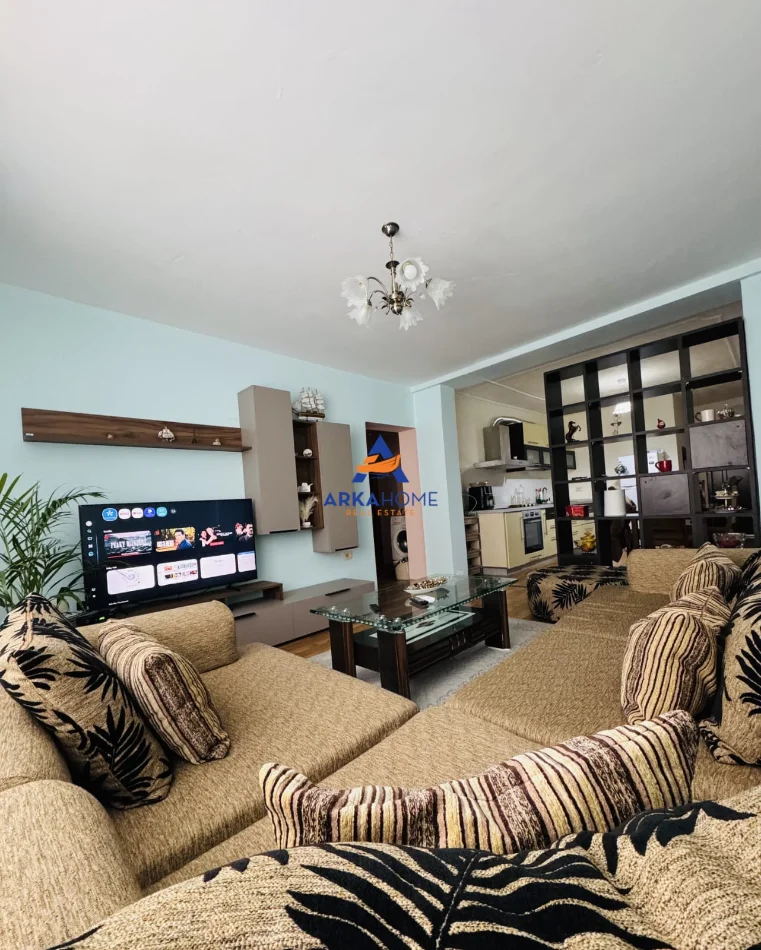 Tirane, jepet me qera apartament 1+1 Kati 5, 80 m² 732 € 