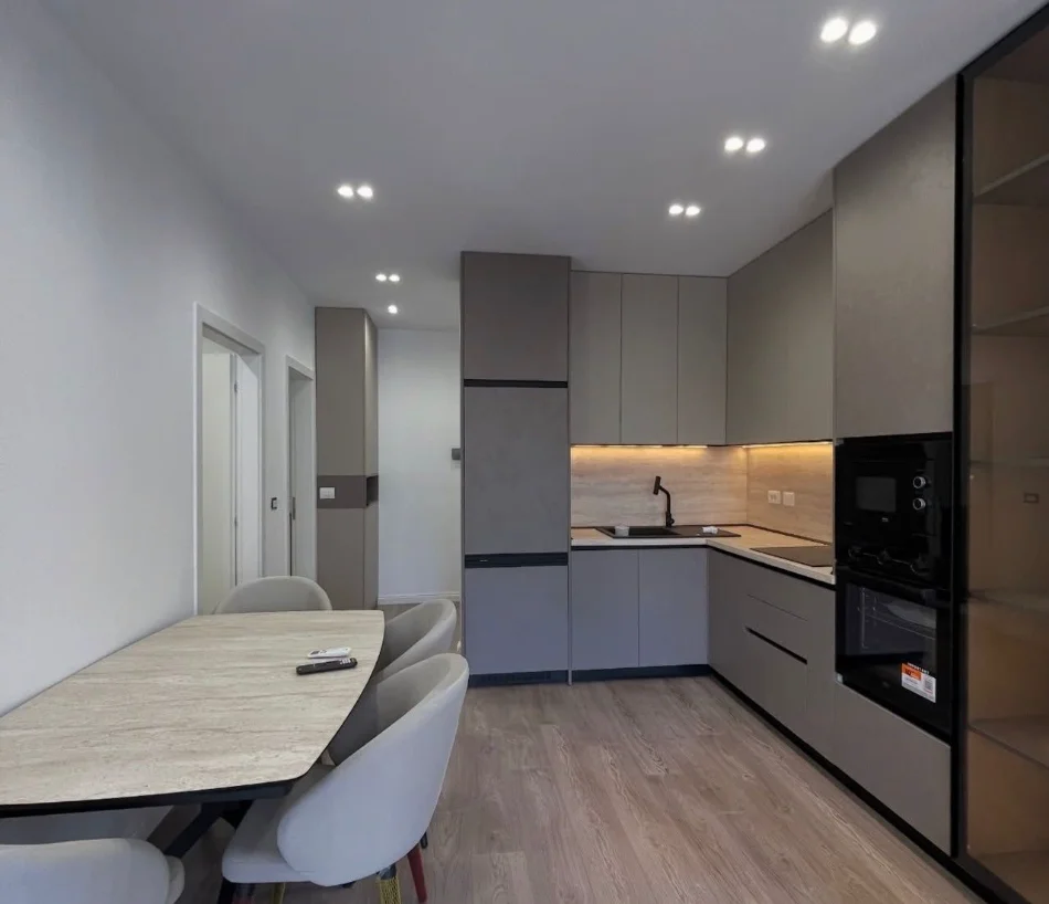 Tirane, jepet me qera apartament 2+1 , 100 m² 900 € 