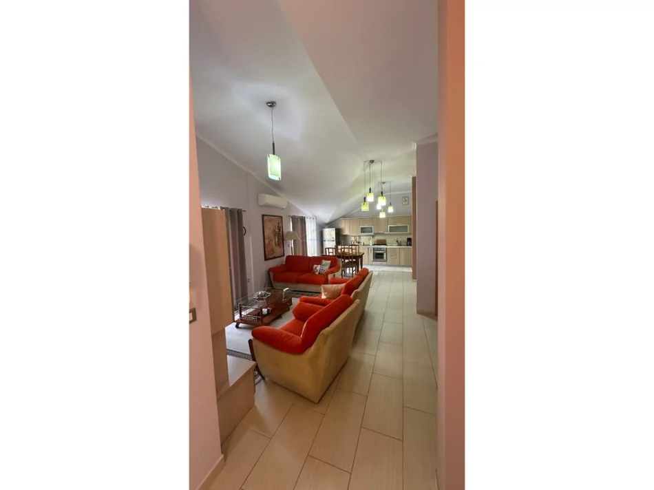 Tirane, jepet me qera apartament 3+1 Kati 2, 144 m² 1.100 € (Rruga Bill Klinton)