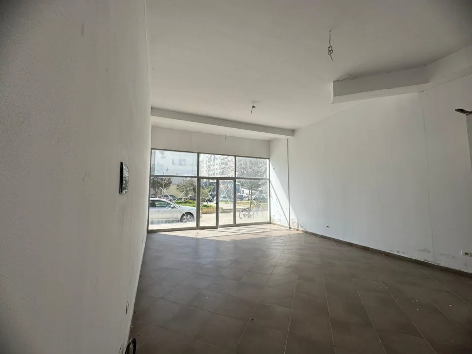 Tirane, jepet me qera dyqan Kati 0, 52 m² 450 € (Astir  (Vila L 2) )