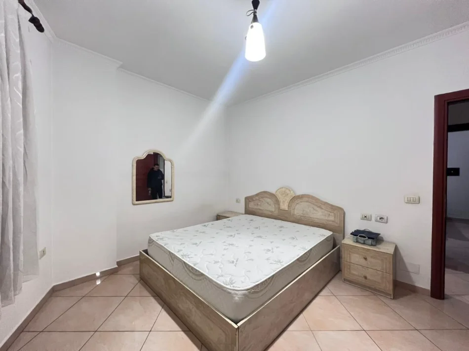 Tirane, jepet me qera apartament 1+1+Ballkon Kati 4, 72 m² 500 € (UNIVERSITETI EUROPIAN)