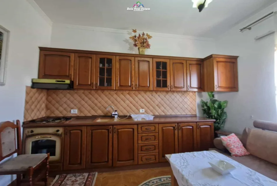 Tirane, jepet me qera apartament 1+1 Kati 2, 100 m² 520 € (Rruga Gaqo Avrazi)