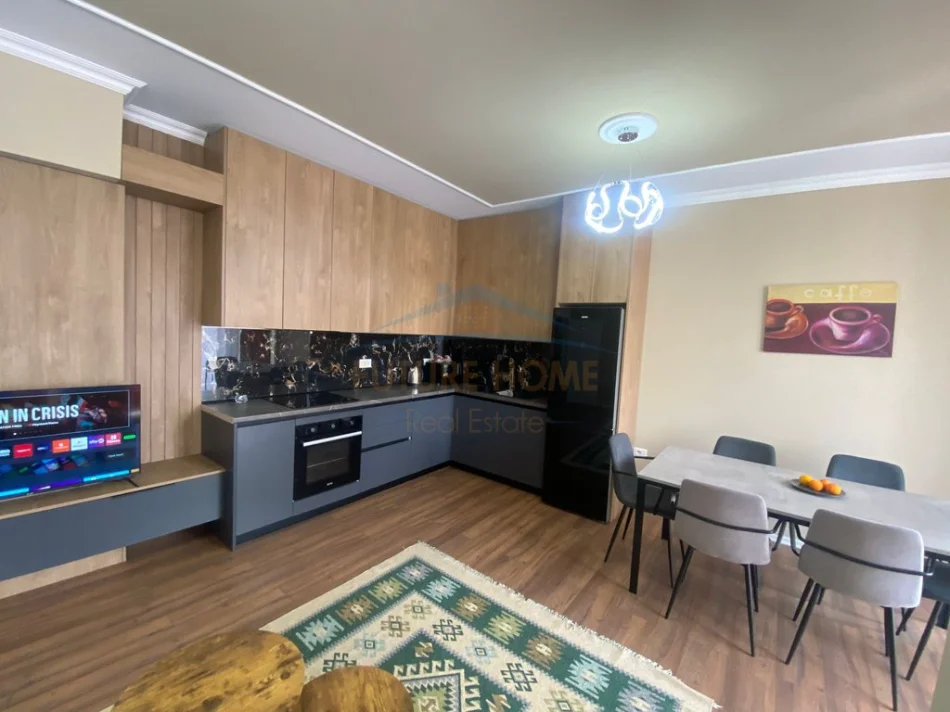 Tirane, jepet me qera apartament 2+1 Kati 1, 100 m² 900 € (Rruga Riza Cerova)