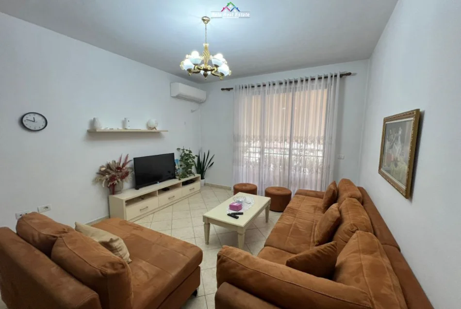 Tirane, jepet me qera apartament 3+1 Kati 5, 130 m² 780 € (Rruga Asim vokshi)
