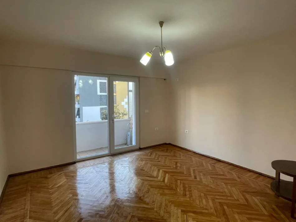 Tirane, jepet me qera zyre Kati 4, 600 € (Pazari i Ri, Kolonat)