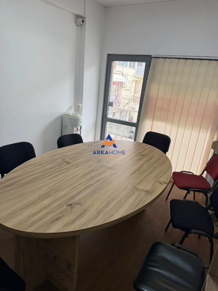 Tirane, jepet me qera ambjent biznesi Kati 1, 70 m² 523 € 