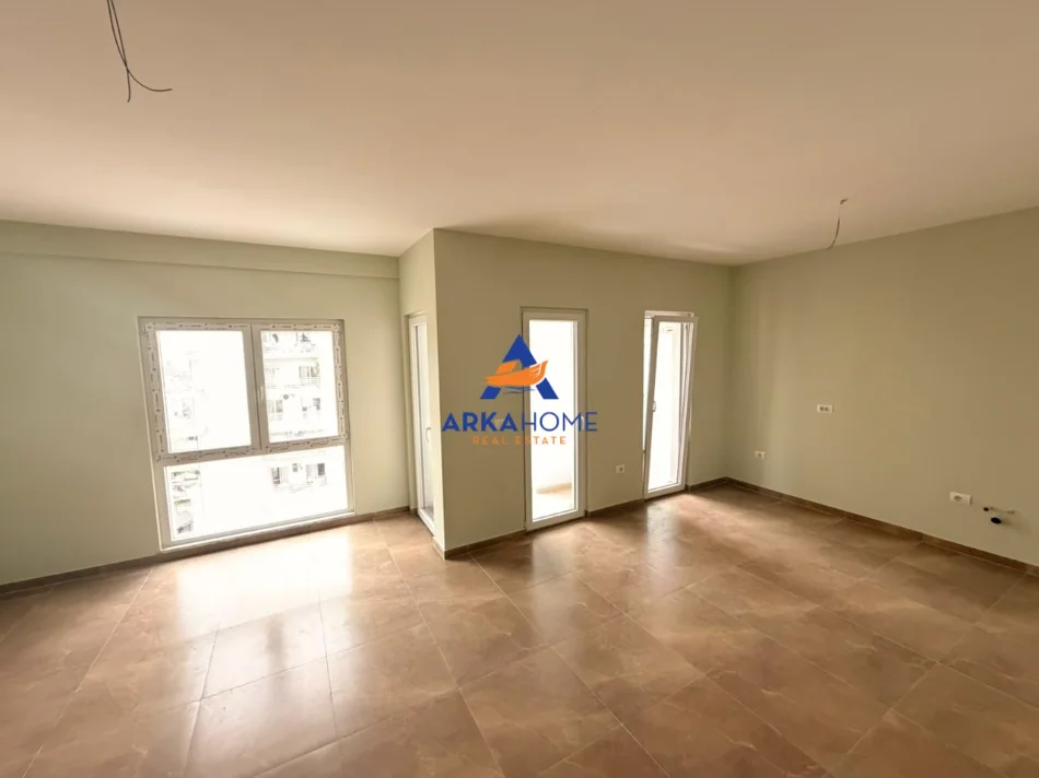 Tirane, jepet me qera apartament 2+1+Ballkon Kati 8, 85 m² 900 € 