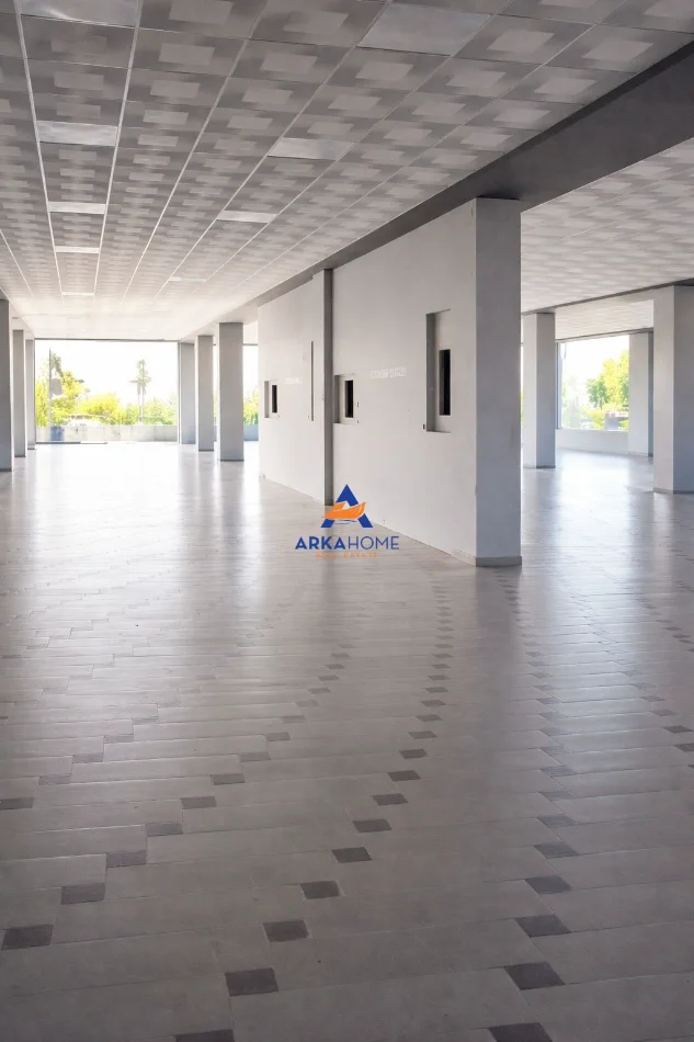 Tirane, jepet me qera magazine Kati 0, 3.000 m² 3700 €