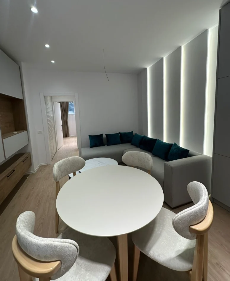 Tirane, jepet me qera apartament 1+1 , 70 m² 600 € 