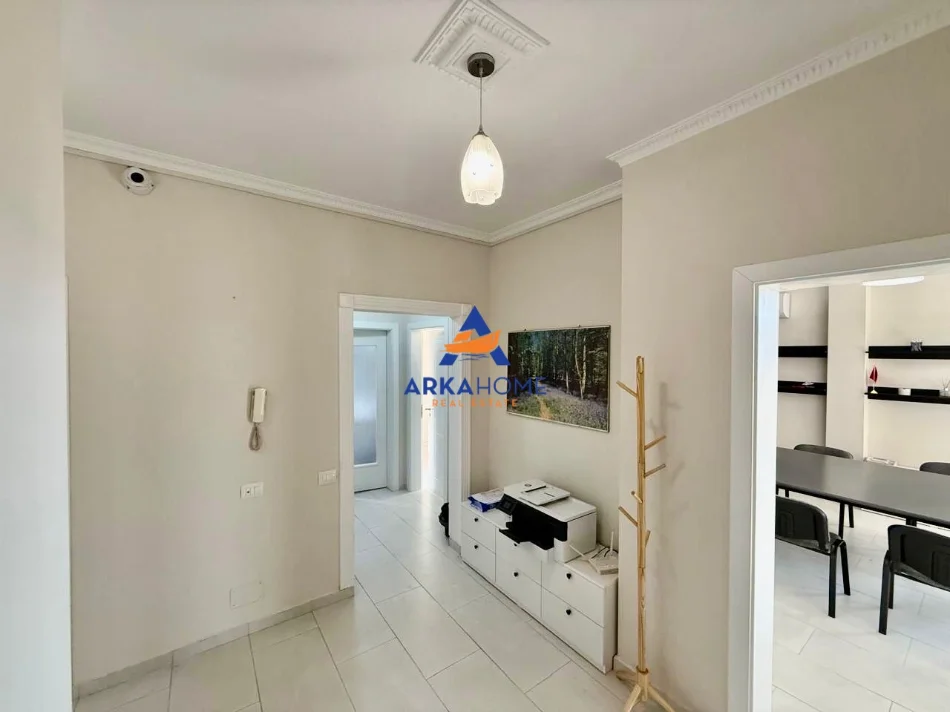 Tirane, jepet me qera ambjent biznesi Kati 1, 150 m² 650 € 