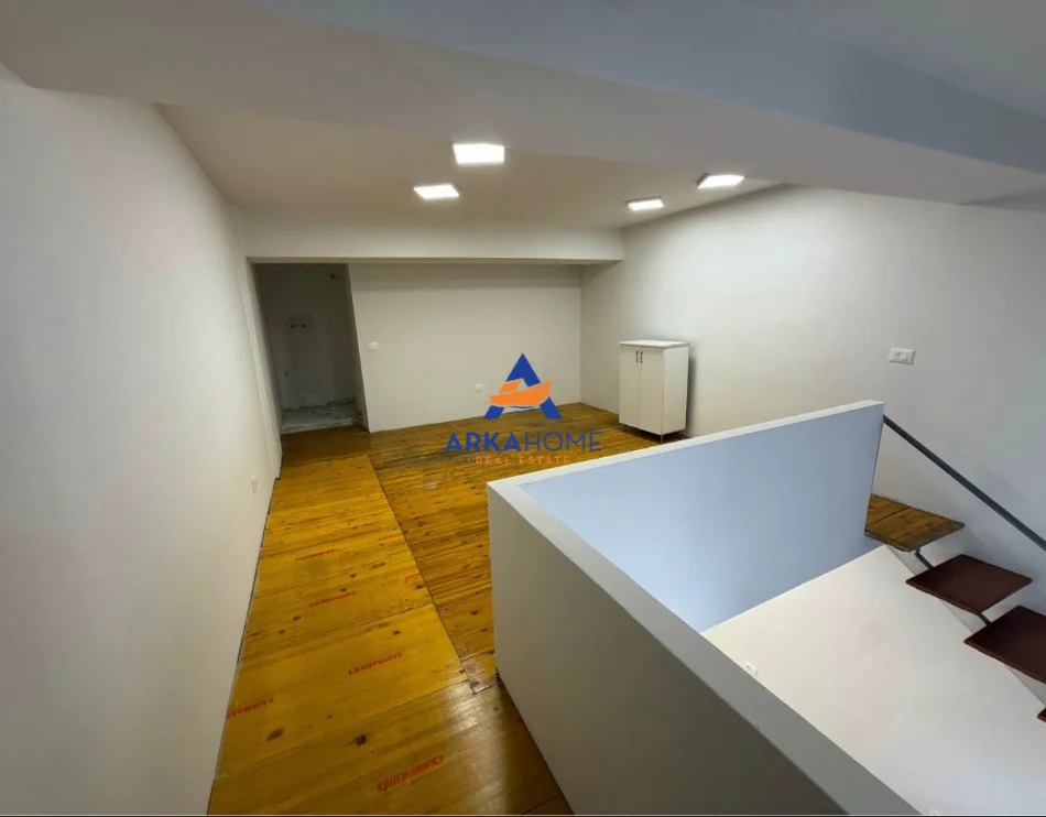 Tirane, jepet me qera ambjent biznesi Kati 0, 60 m² 626 € 