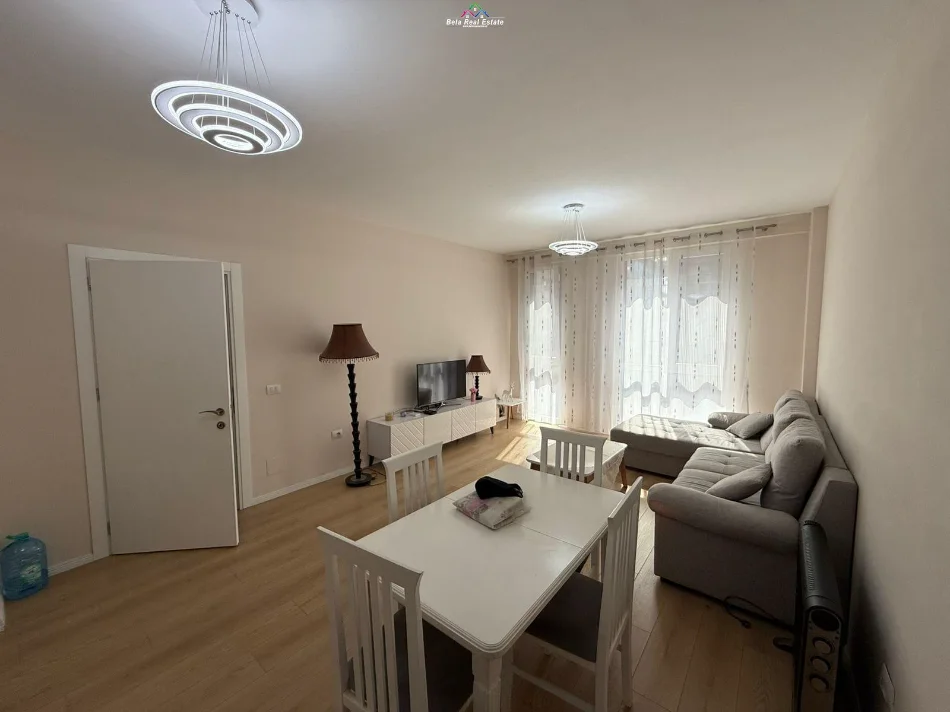 Tirane, jap me qera apartament 2+1 Kati 4, 107 m² 700 € (Fusha e Aviacionit, prane Bar Votra)