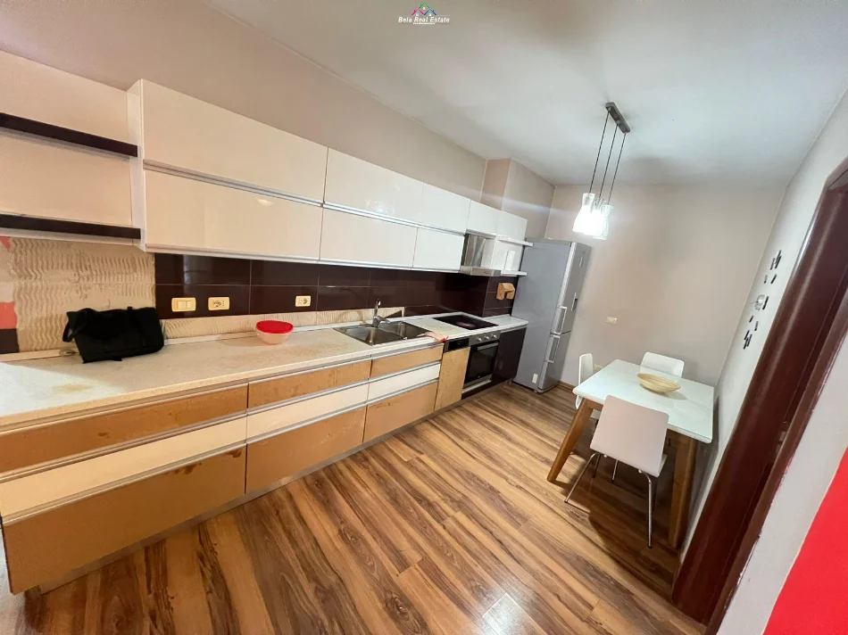 Tirane, jepet me qera apartament 2+1 Kati 8, 100 m² 820 € (Rruga e Barrikadave)
