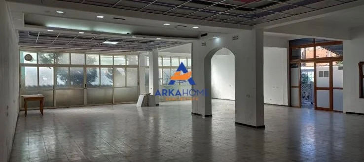 Tirane, jepet me qera magazine Kati 0, 220 m² 900 € 