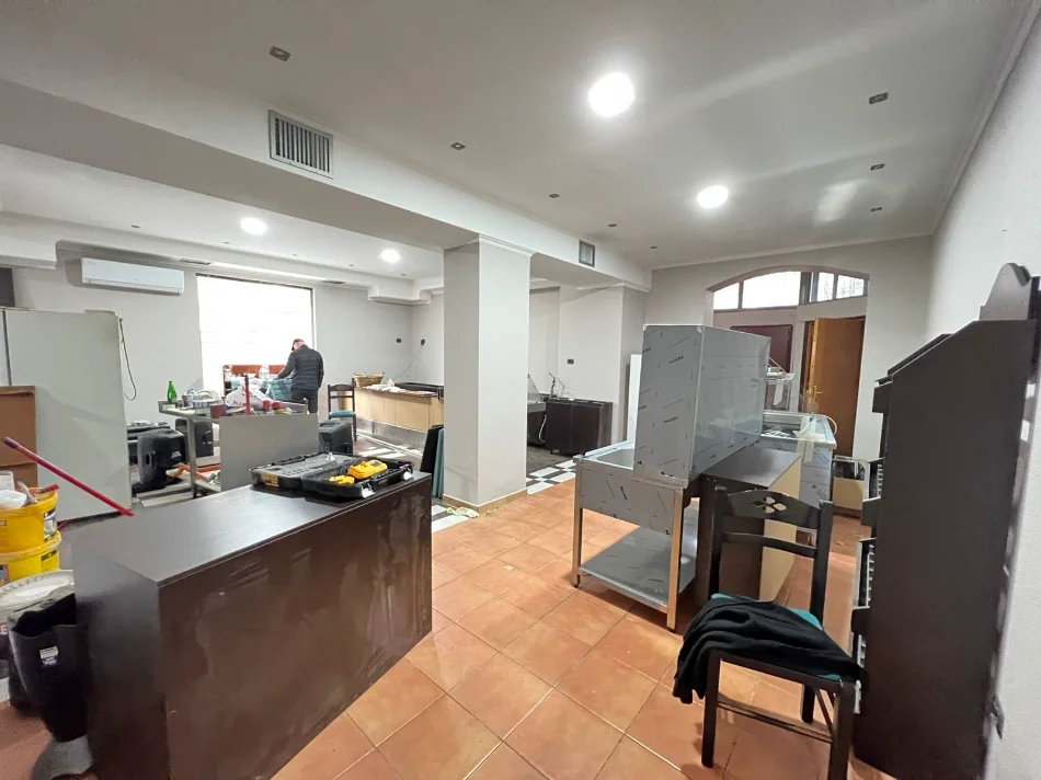 Tirane, jepet me qera bar-resorant Kati 0, 100 m² 2.090 € (Bulevardi Bajram Curri)