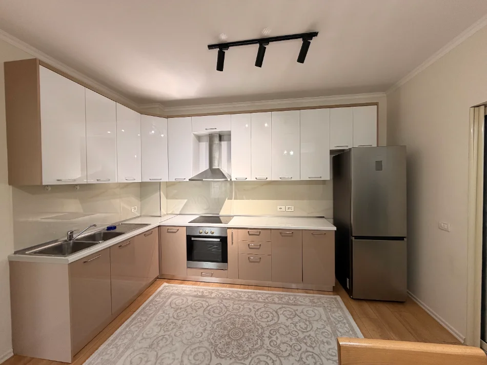 Tirane, jepet me qera apartament 2+1+Parkim Kati 3, 117 m² 85'000 leke/muaj - Kopshtit Botanik (Hyrja)
