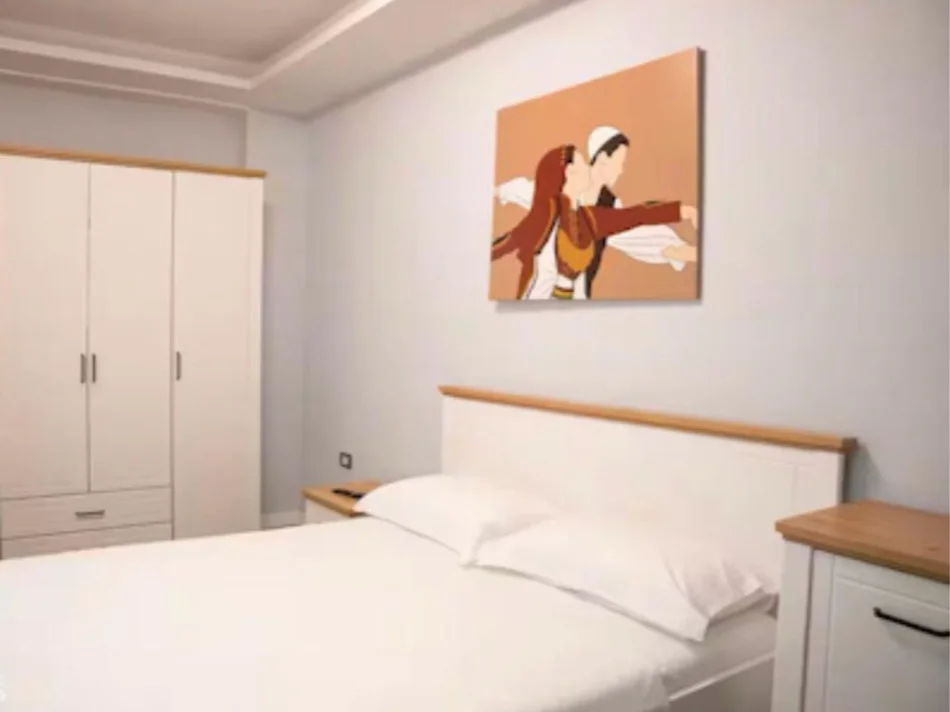 Tirane, jepet me qera apartament 2+1 , 900 € 