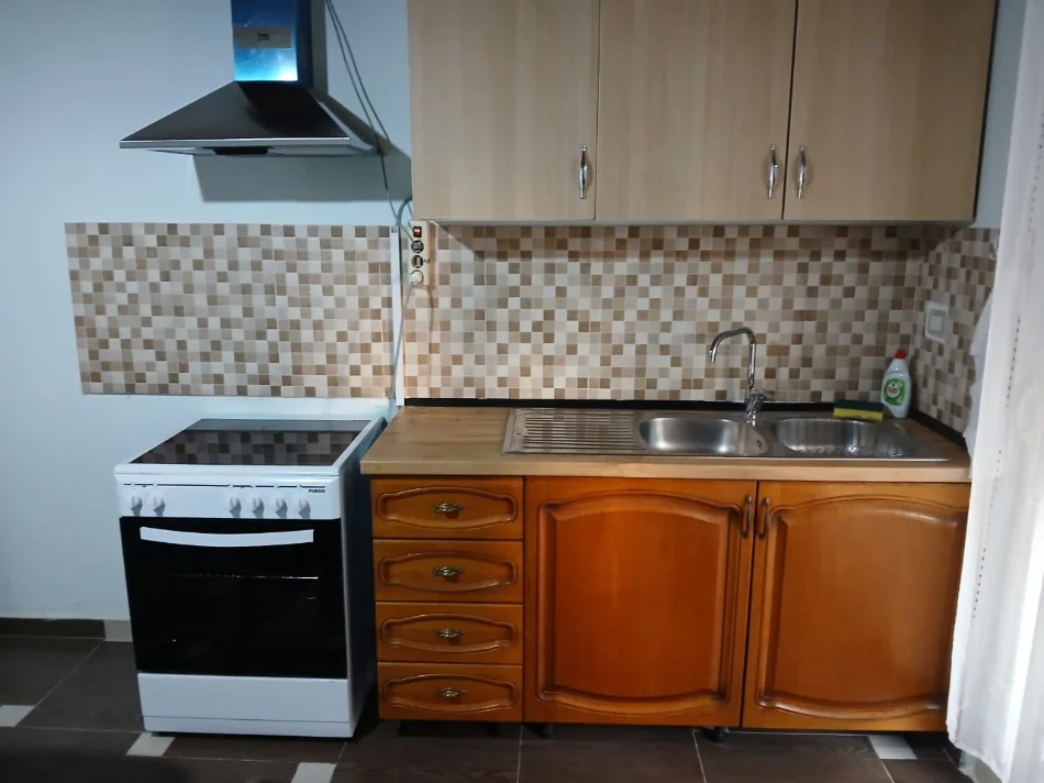 Tirane, jepet me qera apartament 3+1+Ballkon Kati 4, 110 m² 700 € (Komuna e Parisit)