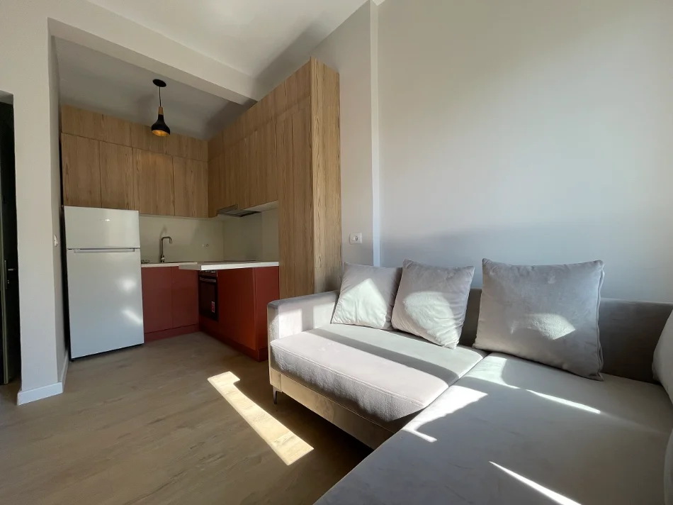 Tirane, jepet me qera apartament 1+1+Ballkon Kati 3, 60 m² 600 € (Rruga e Durresit)