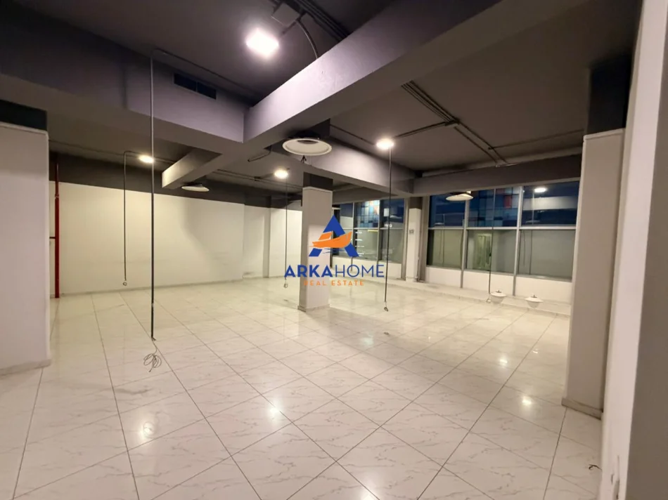Tirane, jepet me qera zyre Kati 3, 370 m² 3.700 € 