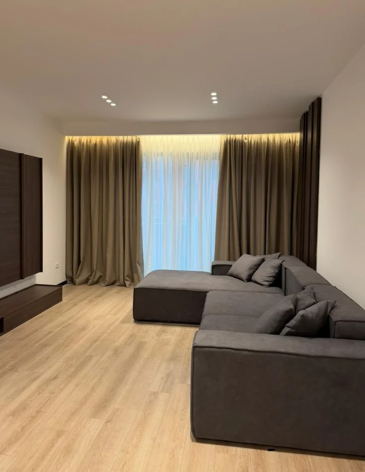 Tirane, jepet me qera apartament 2+1 , 140 m² 2.800 € 