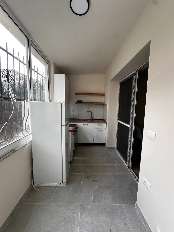 Tirane, jap me qera apartament 1+1 Kati 1, 50 m² 550 € (21 Dhjetori, afer shkolles Sabaudin Gabrani)