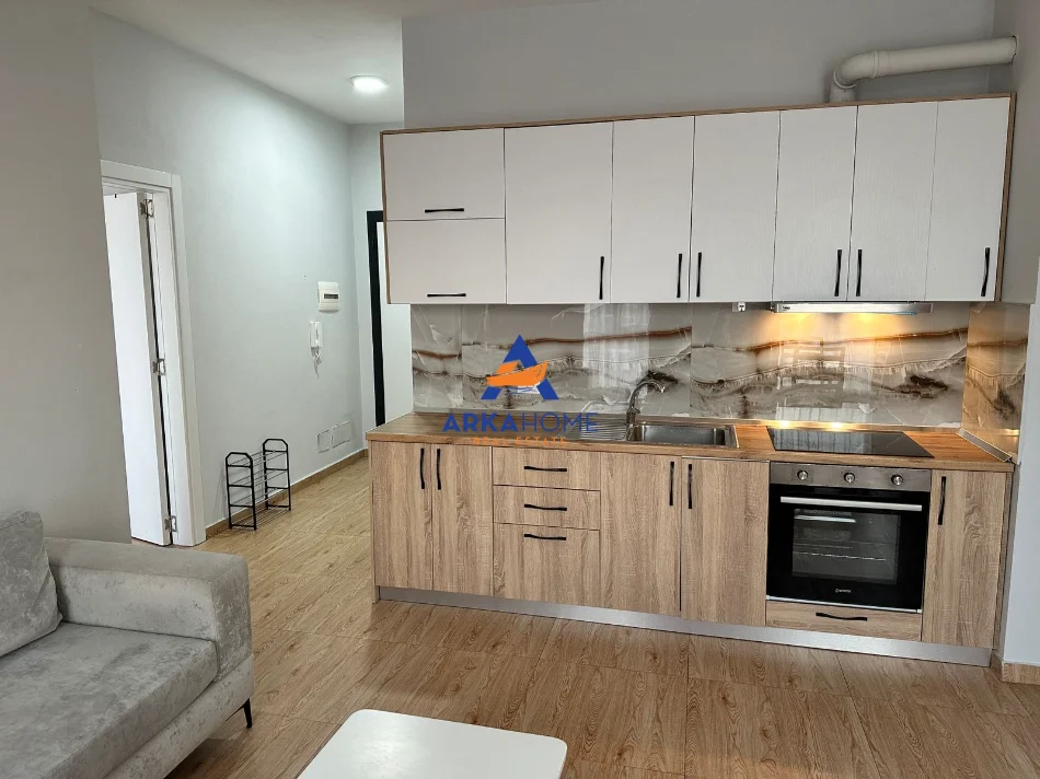 Tirane, jepet me qera apartament 1+1+Ballkon Kati 8, 75 m² 522 € 